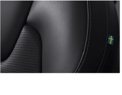チャコール・ファインナッパレザーシート（リラクゼーション、ベンチレーション機能）