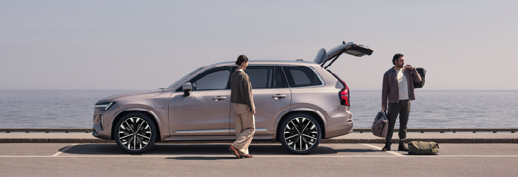 この一台にしかない輝きを、プラグインハイブリッドモデルに、エレガントな装備を搭載